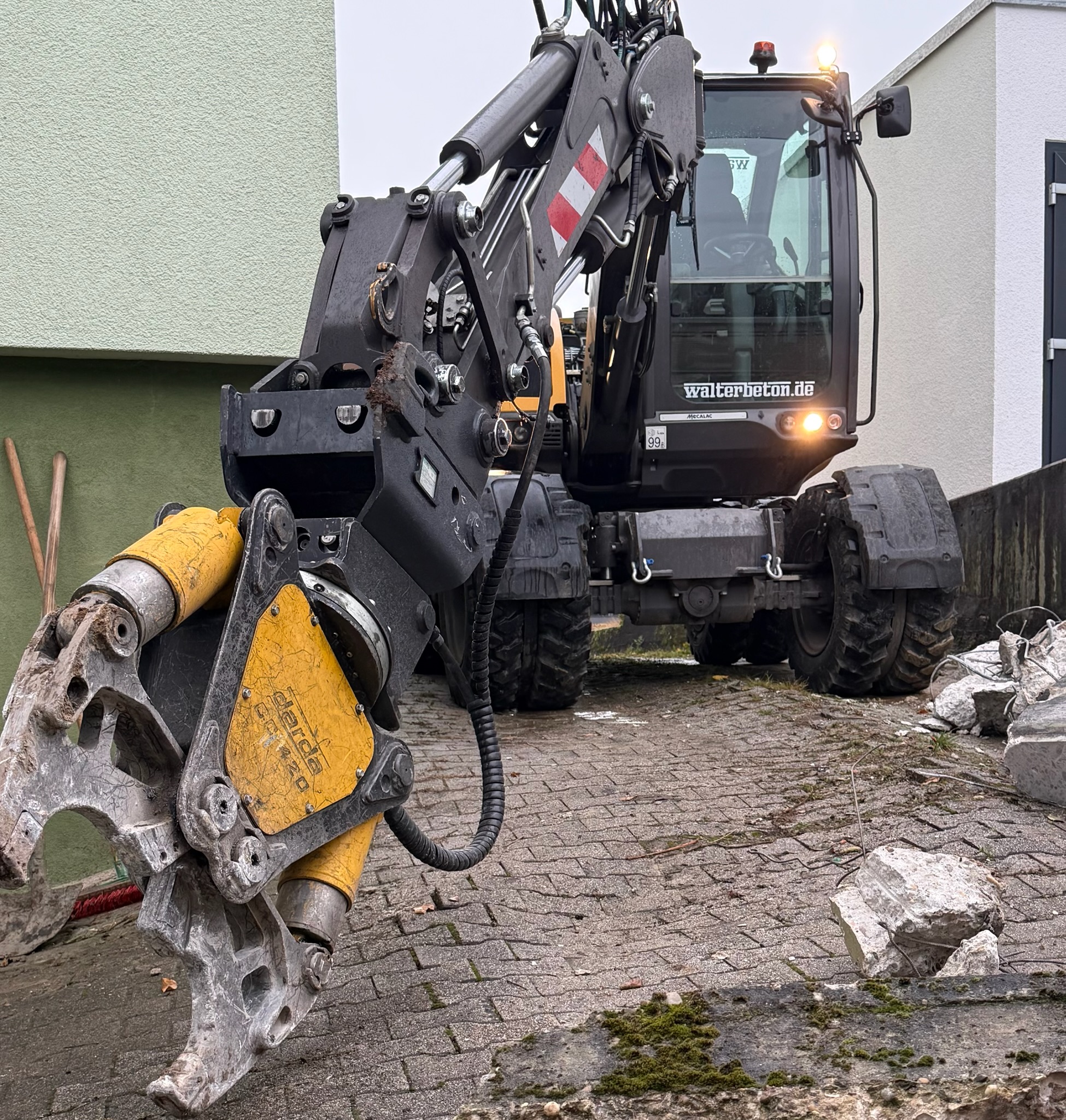 Hydraulische Betonzange zerkleinert Stahlbeton beim erschütterungsarmen Betonabbruch
