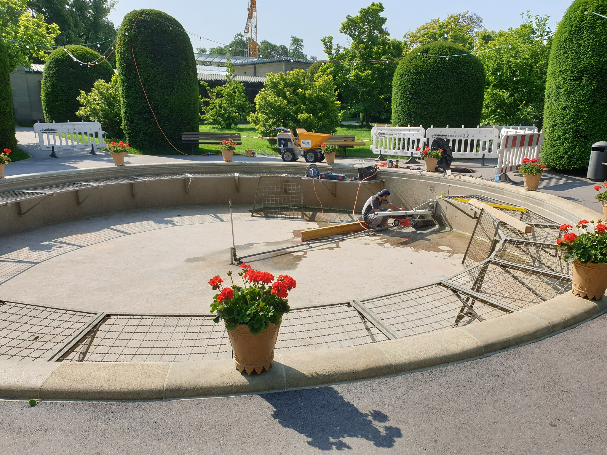 Kernbohrarbeiten in einem runden Betonbecken im Außenbereich
