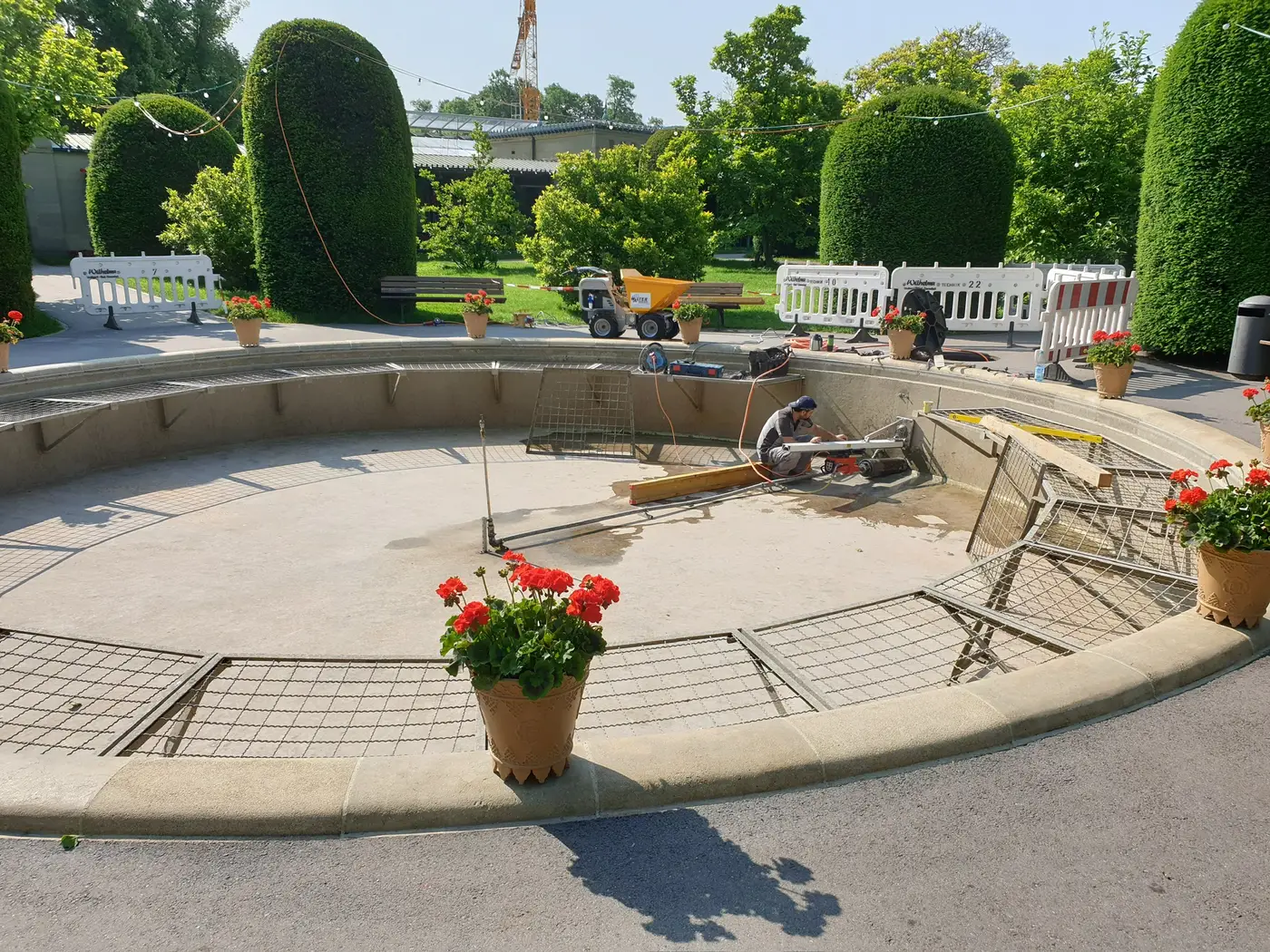 Kernbohrarbeiten in einem runden Betonbecken im Außenbereich