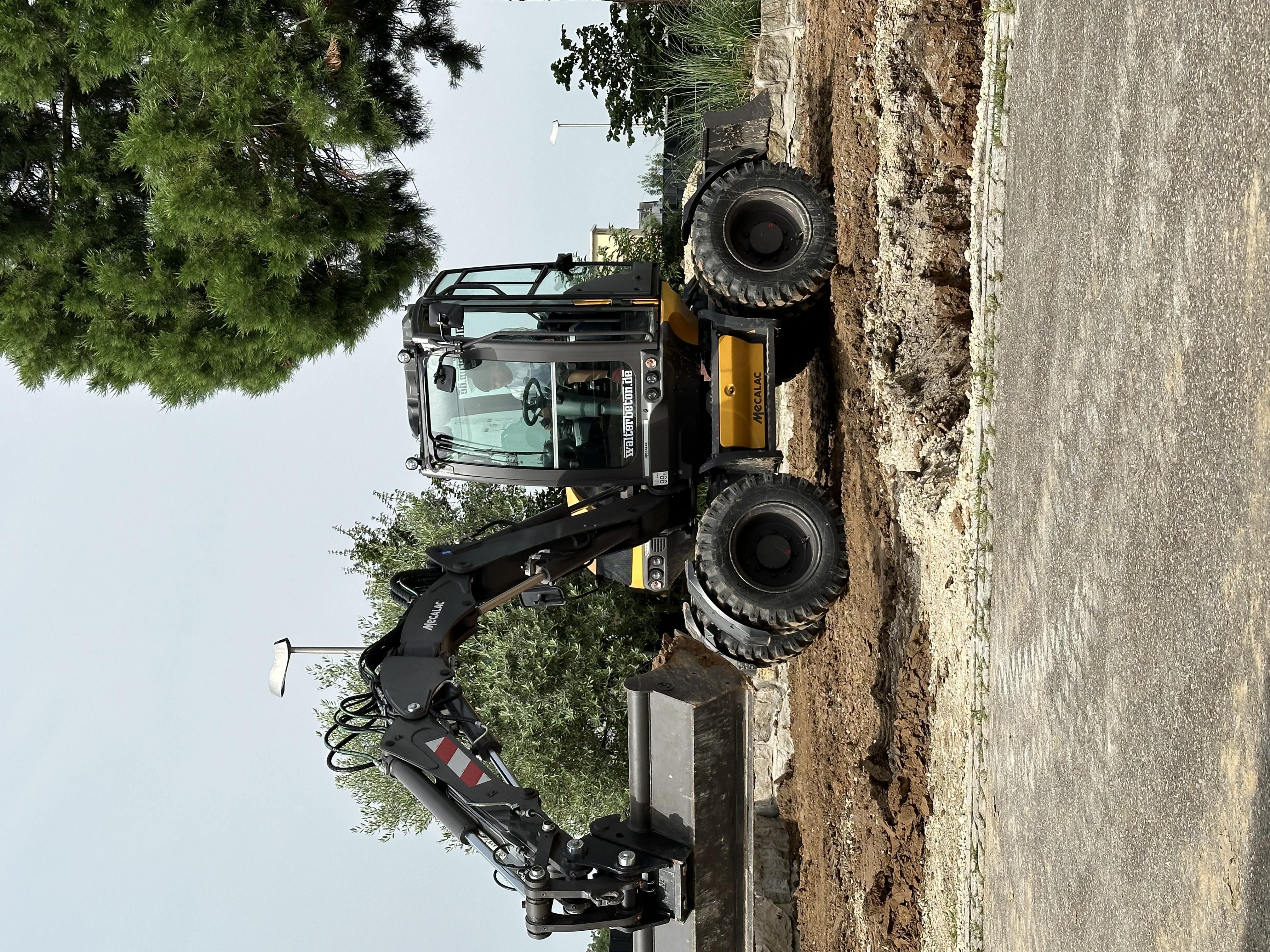 Mobilbagger modelliert Erdreich und Schotter bei Außenarbeiten in Remseck am Neckar