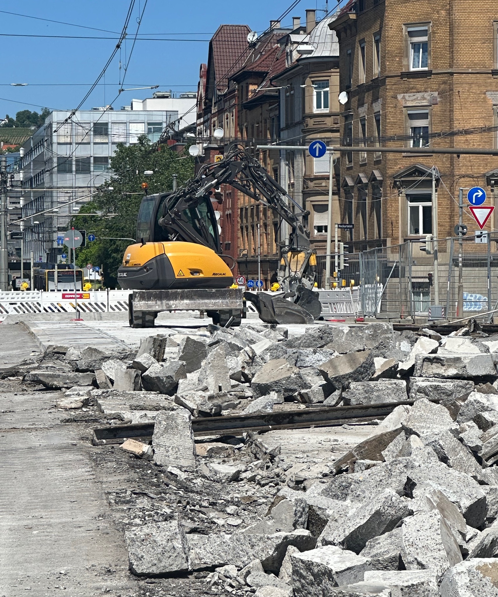 Kompaktbagger beim Betonabbruch im engen Innenstadtbereich von Stuttgart
