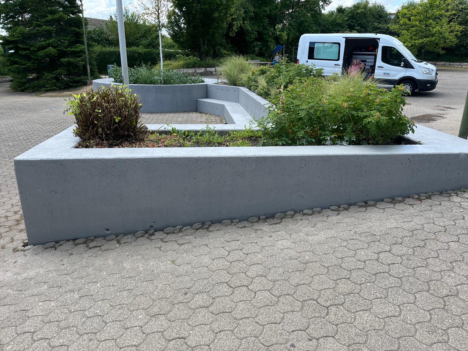 Sanierte Beton-Einfassung mit Pflanzbeet an einer Schule in Remseck am Neckar