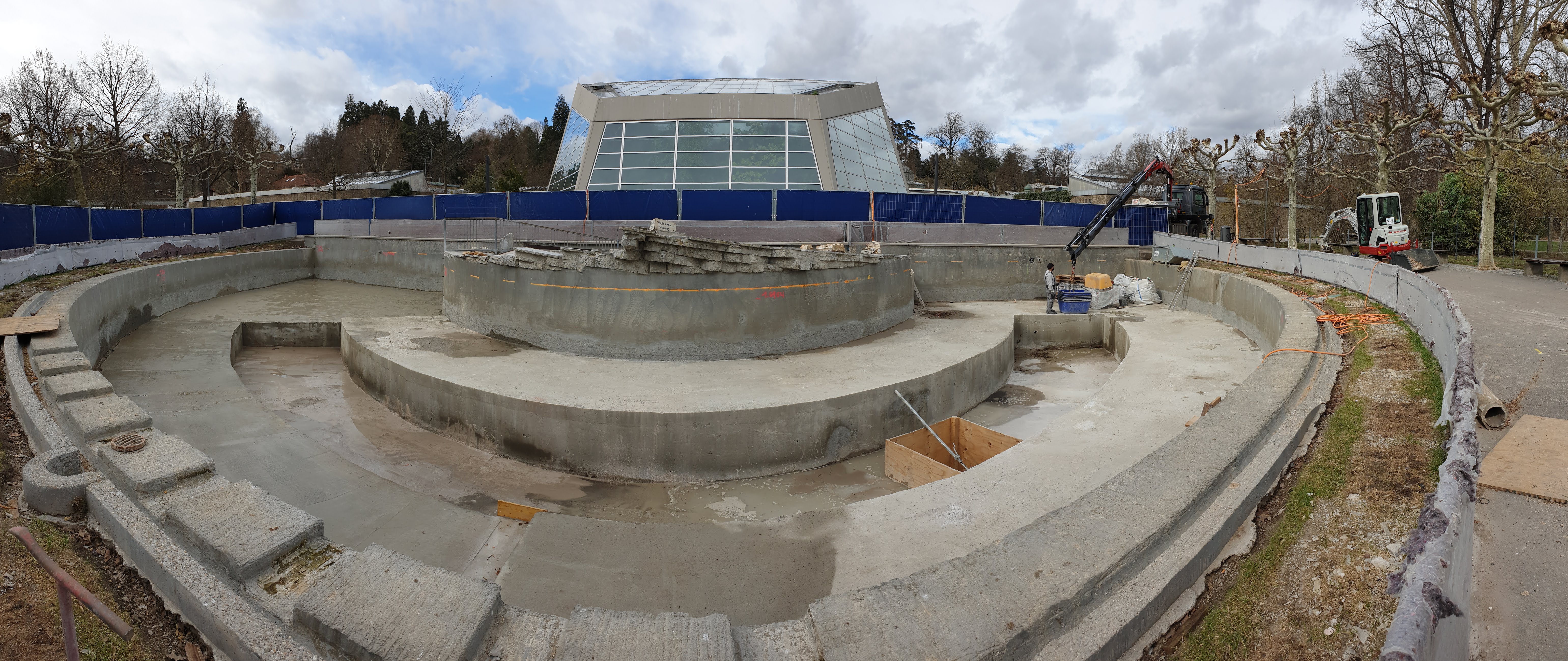 Runde Betonbauteile und Fundamentarbeiten auf einer Baustelle in Stuttgart