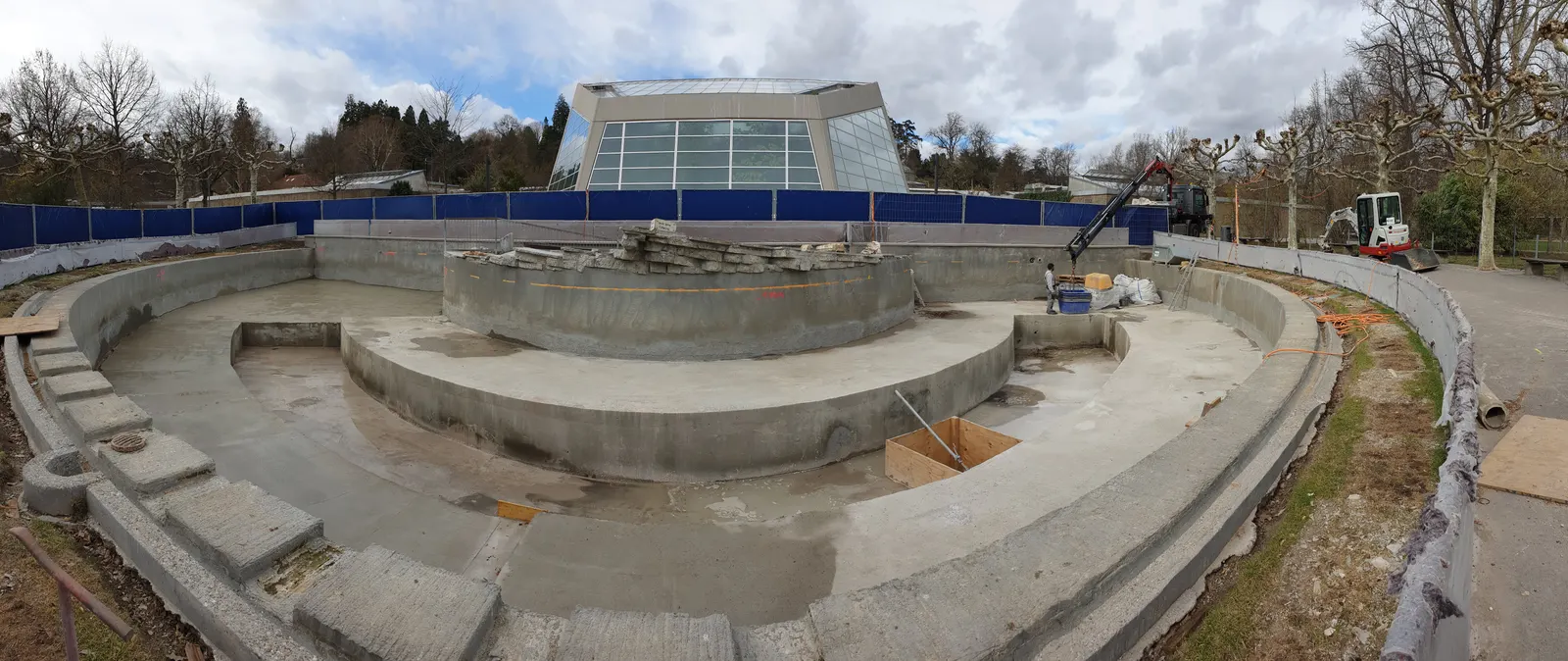 Runde Betonbauteile und Fundamentarbeiten auf einer Baustelle in Stuttgart