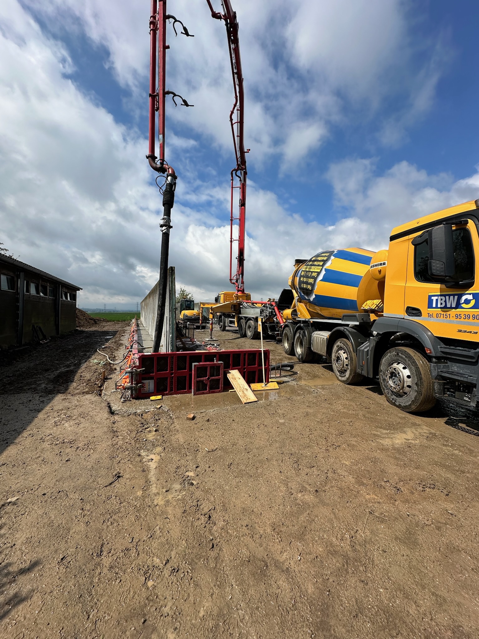 Betonmischer und Betonpumpe beim Betonieren einer Bodenplatte in Ludwigsburg