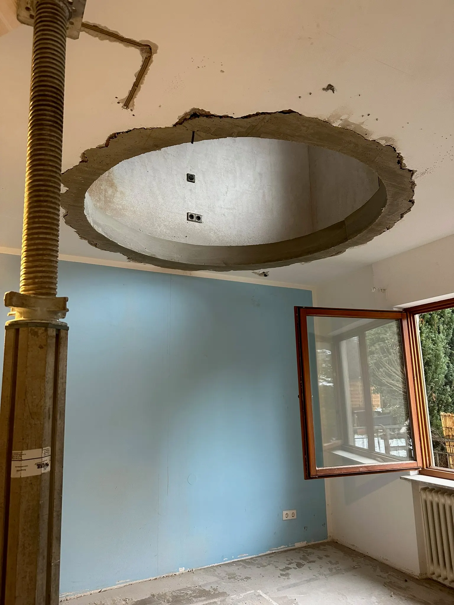 Runde Deckenöffnung nach Kernbohrungen in einem Bestandsgebäude in Schorndorf