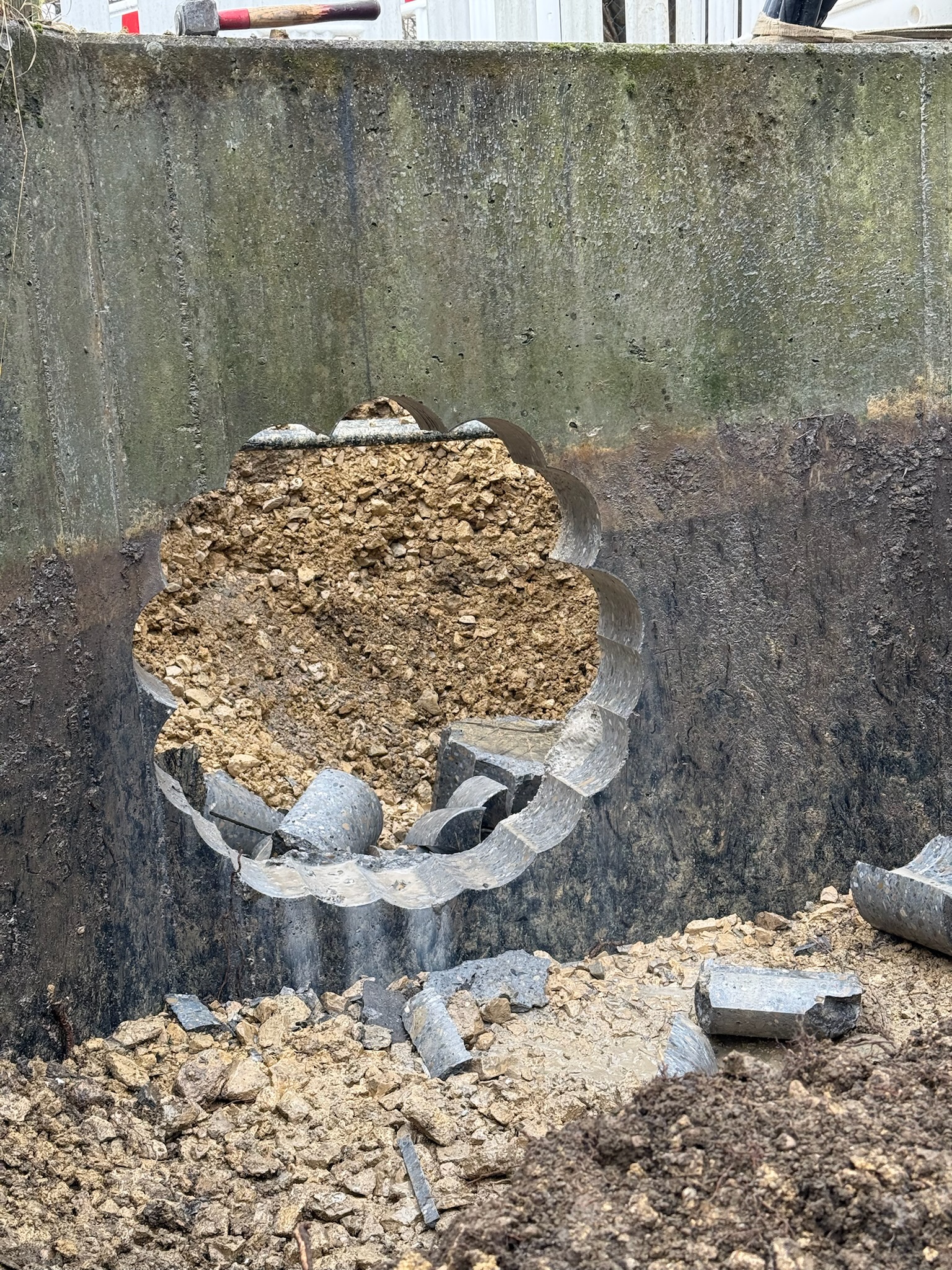 Runde Kernbohrung durch eine Betonwand mit sichtbarer Gesteinskörnung in Schorndorf