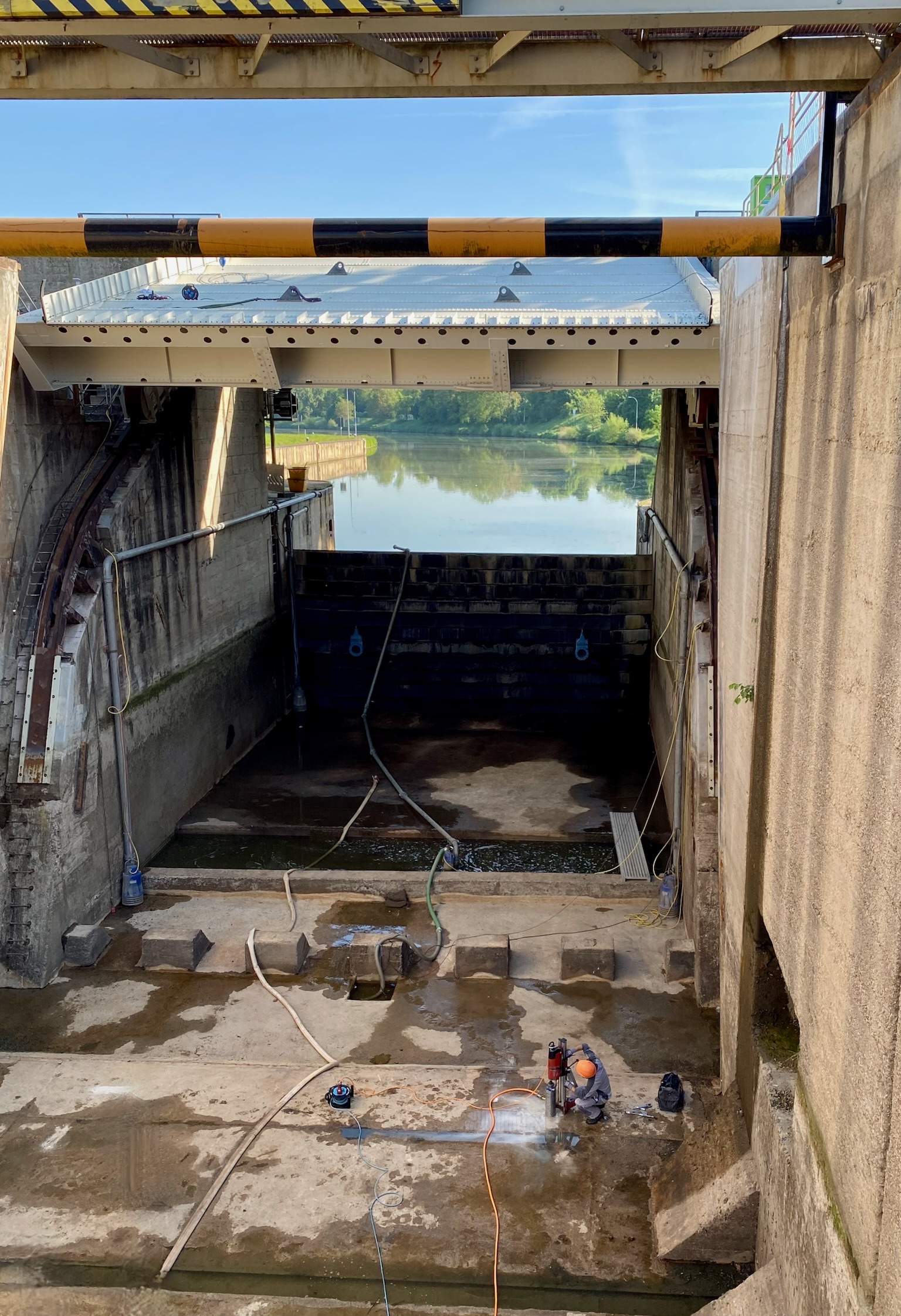 Kernbohrgerät im Wasserbauwerk Steinheim an der Murr unter Brücke und Schleusentor