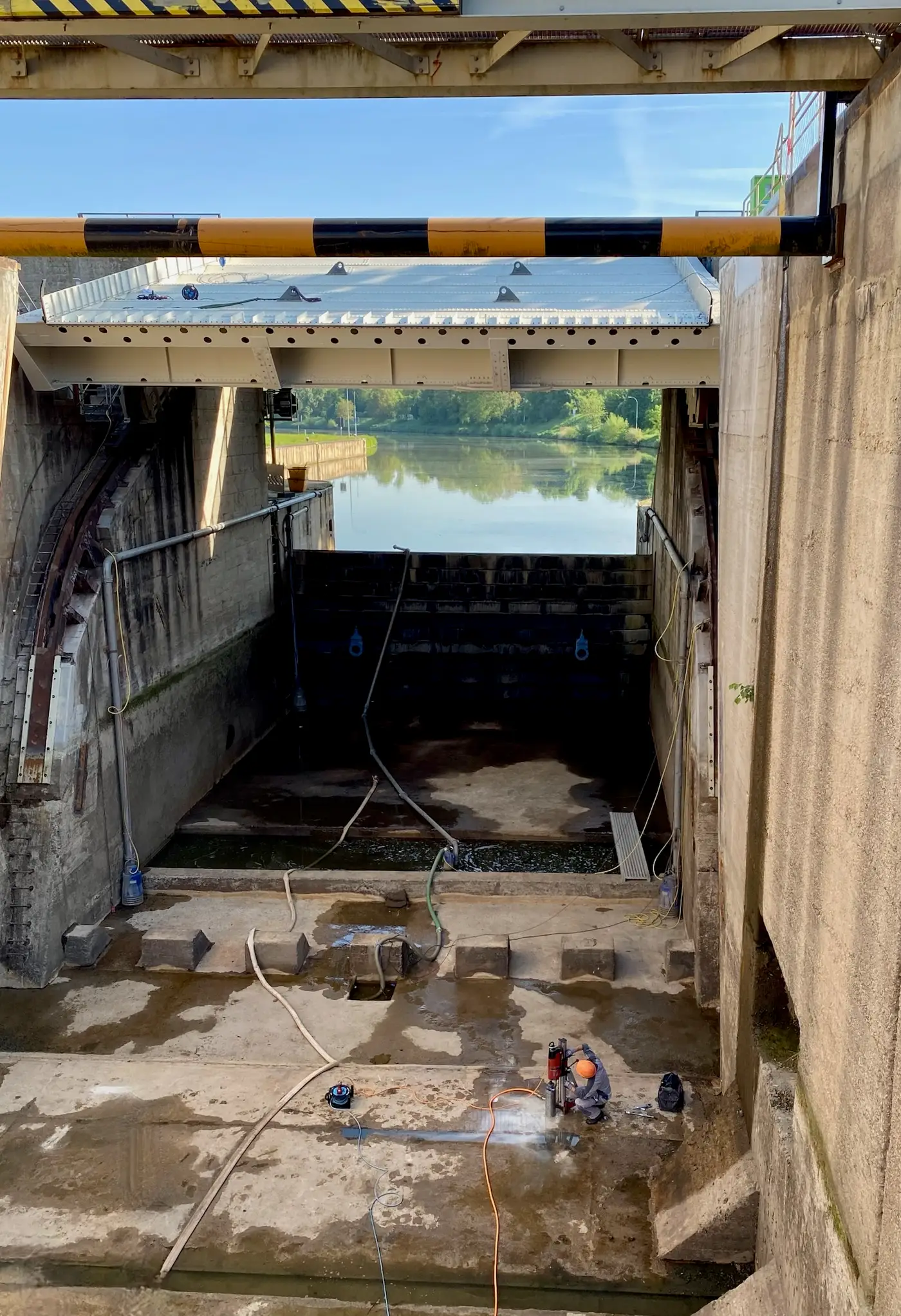 Kernbohrgerät im Wasserbauwerk Steinheim an der Murr unter Brücke und Schleusentor