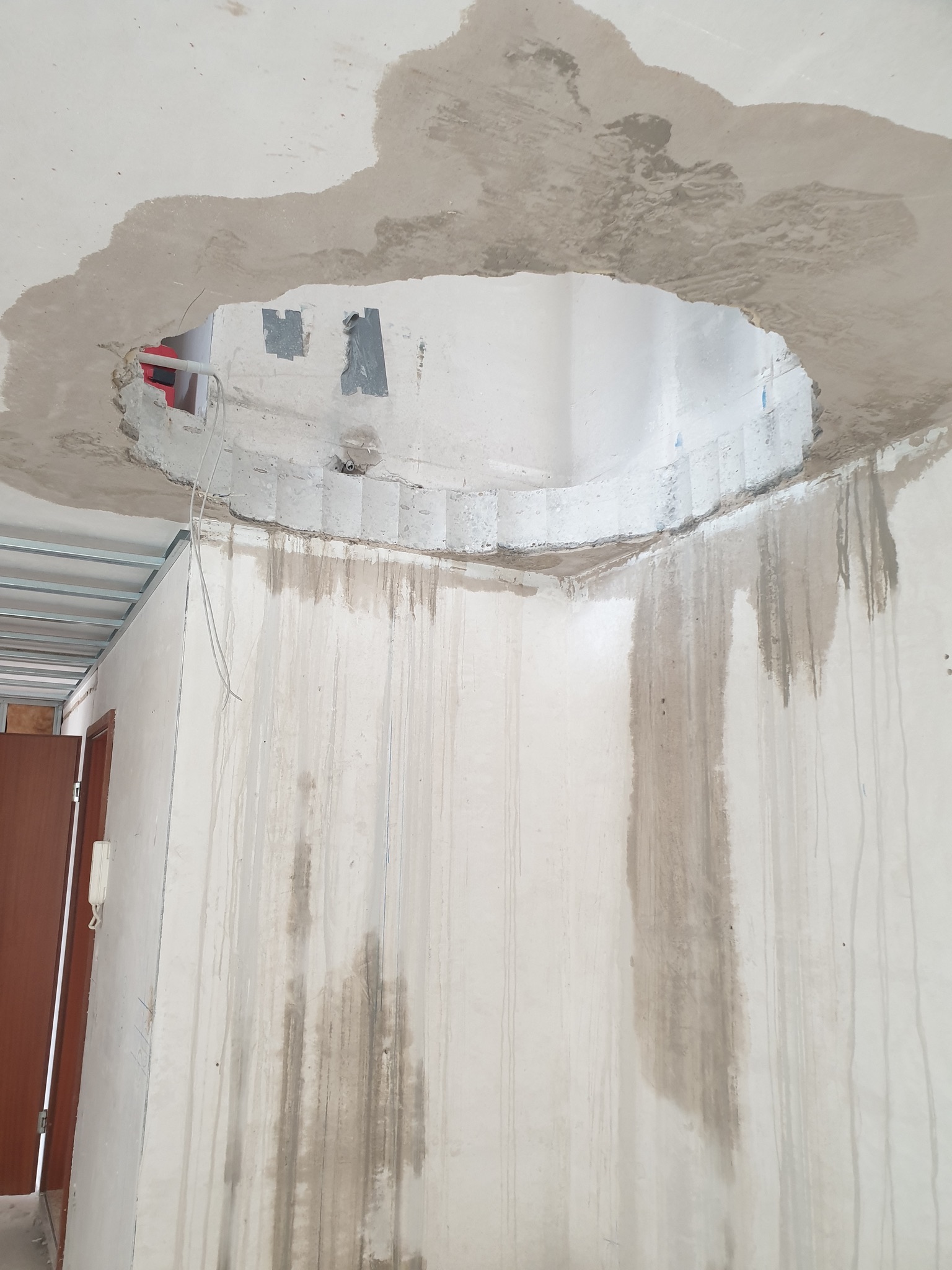 Runde Deckenöffnung nach mehreren Kernbohrungen in einem Gebäude in Ludwigsburg