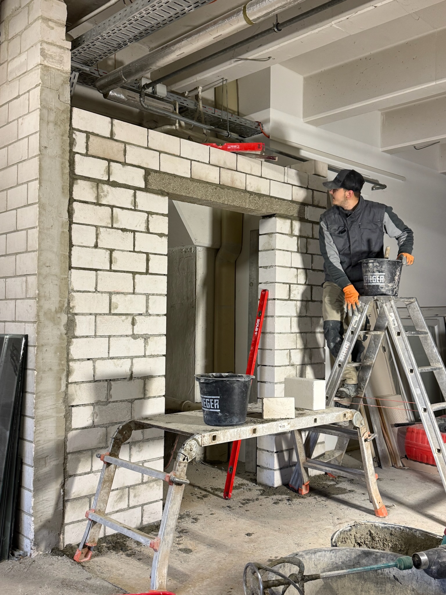 Maurer erstellt Kalksandsteinwand mit Sturz im Innenausbau