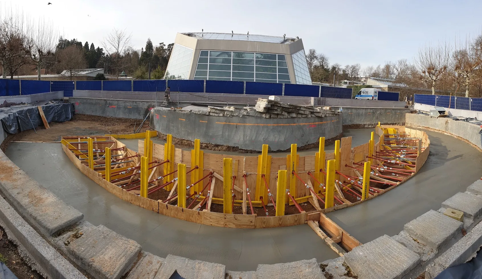 Schalung und frischer Beton bei Rundbau-Projekt von Walter Beton-Bohr-Sägetechnik