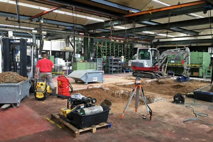 Spezialgeräte für Betonrückbau und Betonbearbeitung in einer Industriehalle in Esslingen
