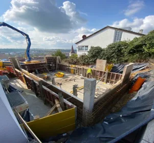 Wohnhaus-Anbau im Rohbau mit Schalung und Betonpumpe bei Waiblingen