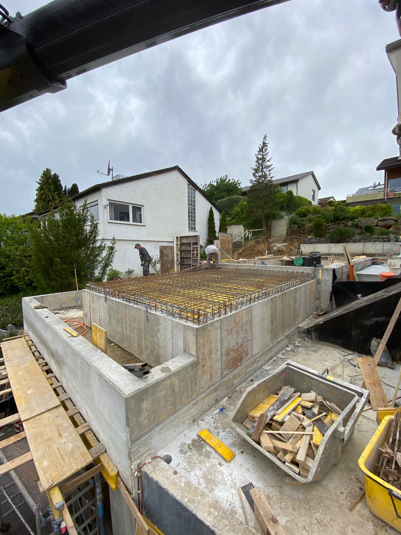 Rohbau eines Hausanbaus mit Betonwänden und bewehrter Deckenplatte