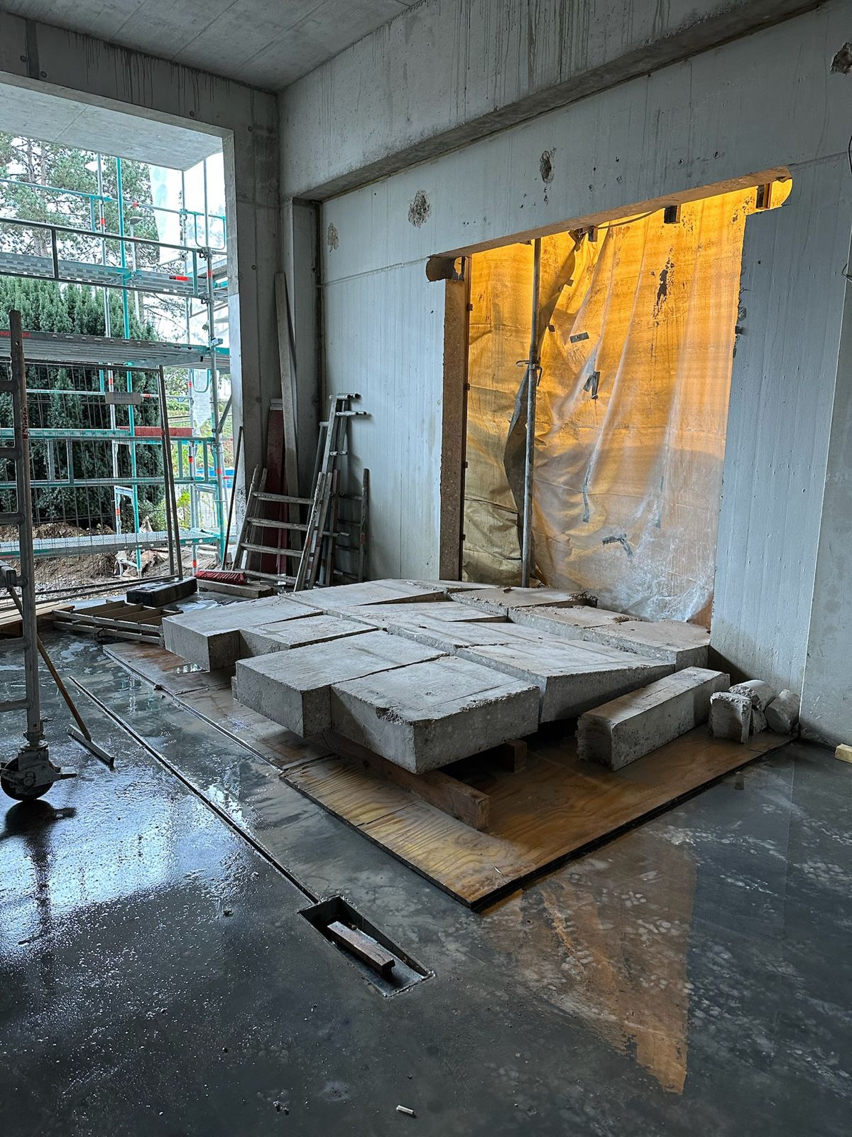 Große Deckenöffnung mit Schalung und Folienabtrennung im Rohbau