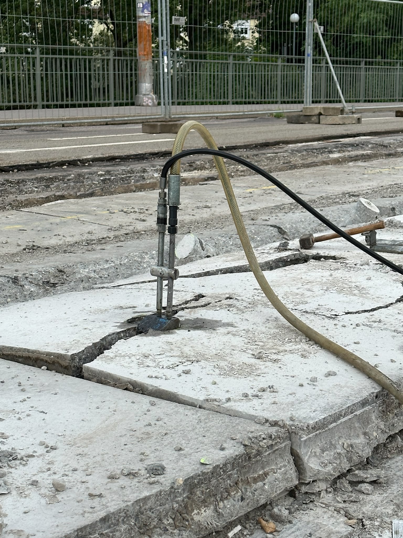 Hydraulischer Spaltzylinder trennt Betonplatte entlang vorgebohrter Linie