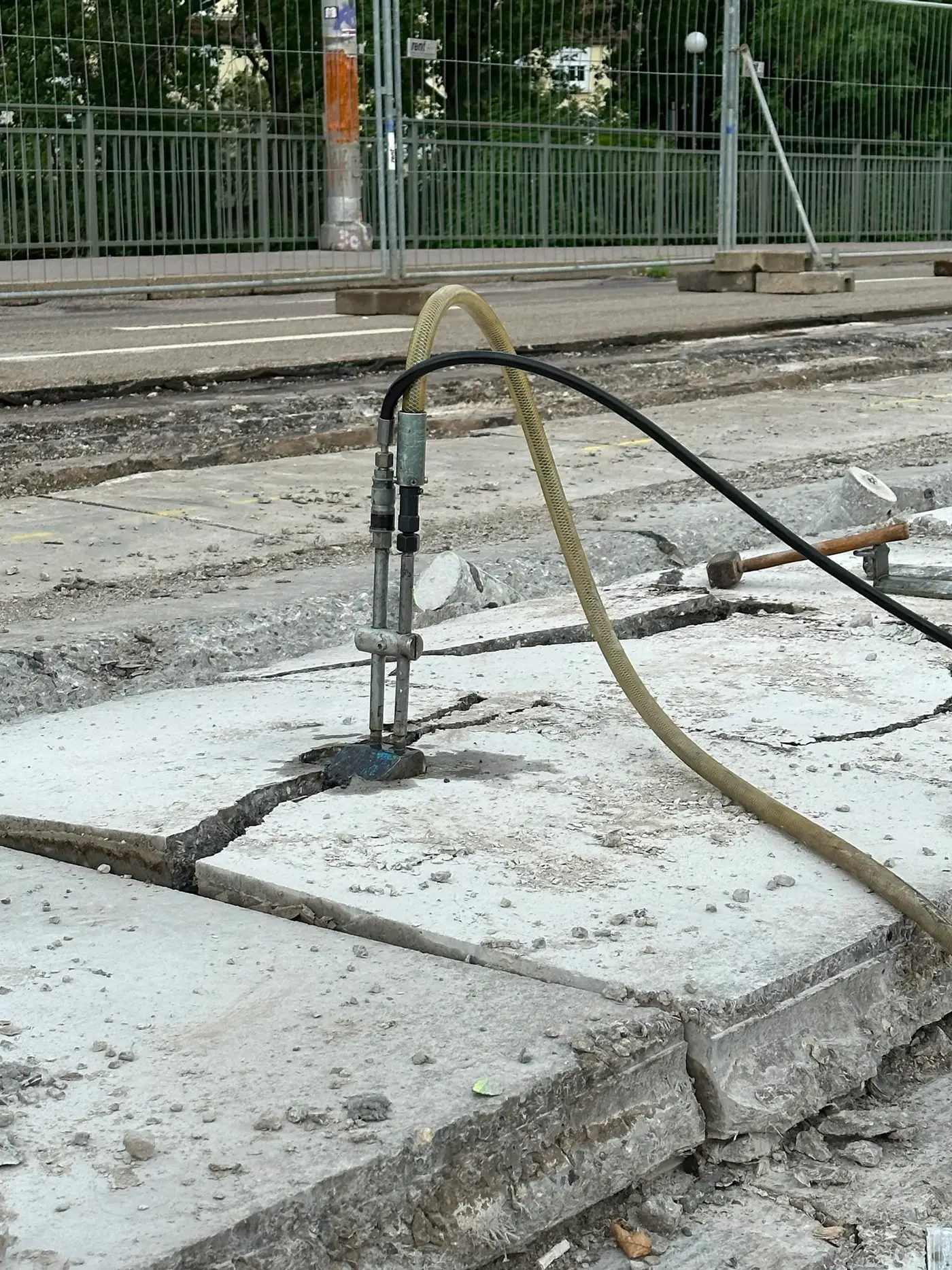 Hydraulischer Spaltzylinder trennt Betonplatte entlang vorgebohrter Linie