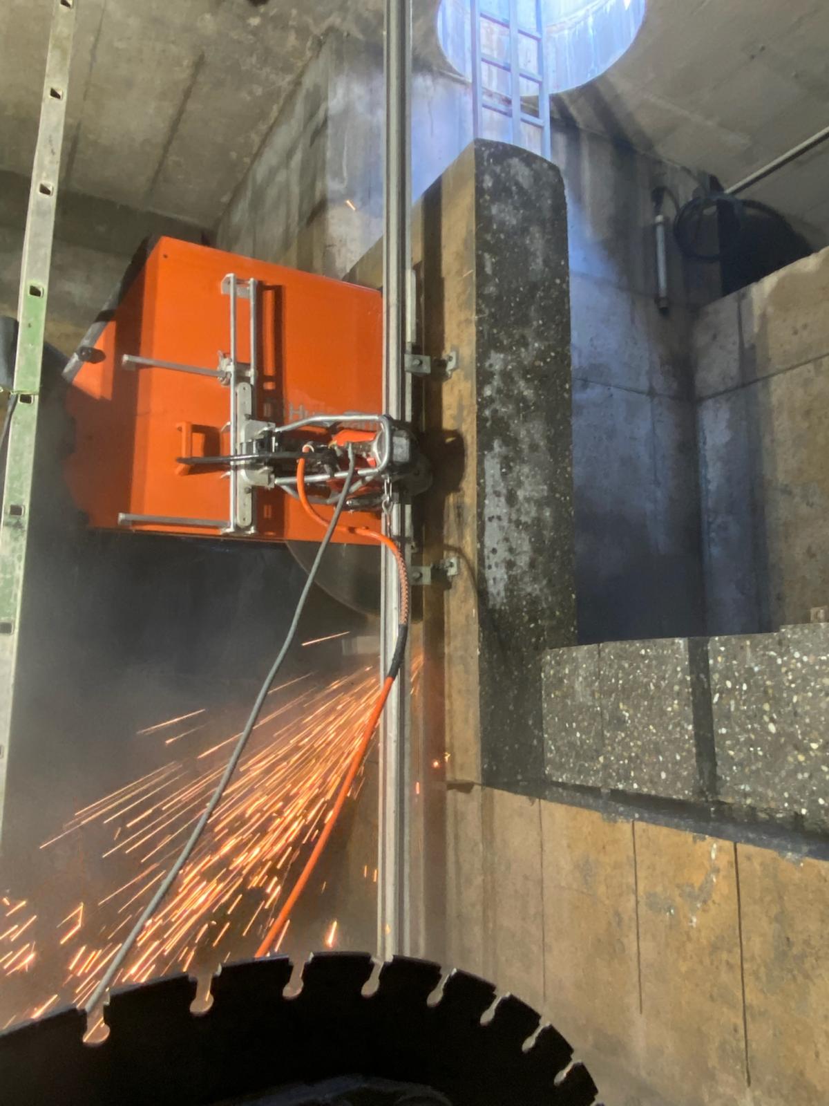 Diamant-Wandsäge auf Führungsschiene beim Sägeschnitt in Betonwand