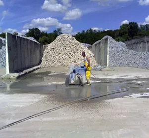 Bodensäge schneidet Fugen in eine Betonbodenplatte in Kornwestheim