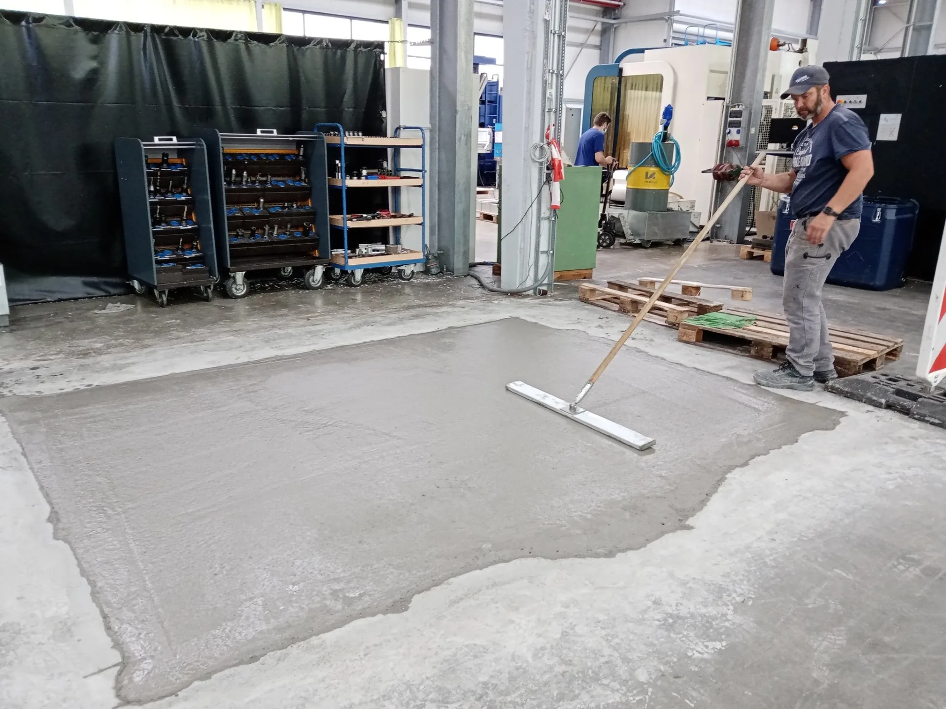 Glatt abgezogene Reparaturfläche einer fertigen Industriebodenplatte in Produktionshalle