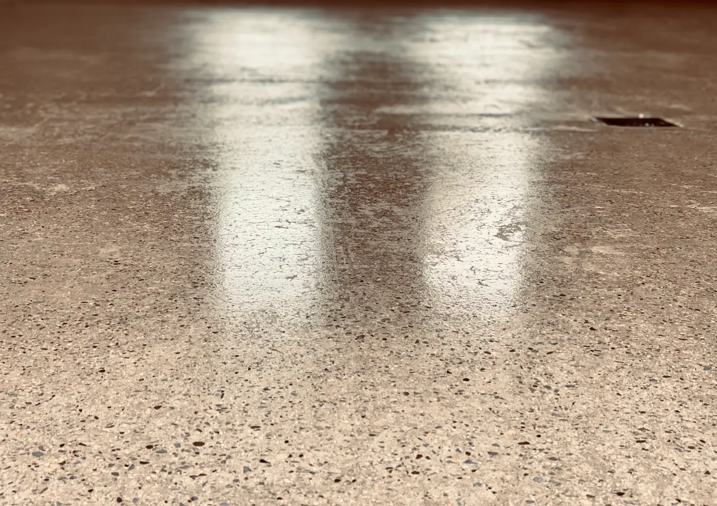 Polierter Betonboden mit spiegelndem Glanz und sichtbarer Gesteinskörnung