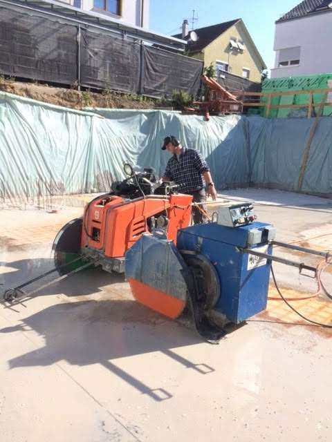 Bodensäge schneidet Fugen in Betonboden auf einer Baustelle