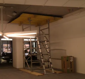 Kernbohrgerät arbeitet unter der Decke bei Betonbohrungen in Sindelfingen