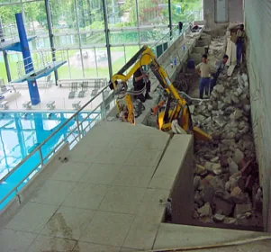 Beton-Crusher zerkleinert Betonteile am Beckenrand in Esslingen am Neckar