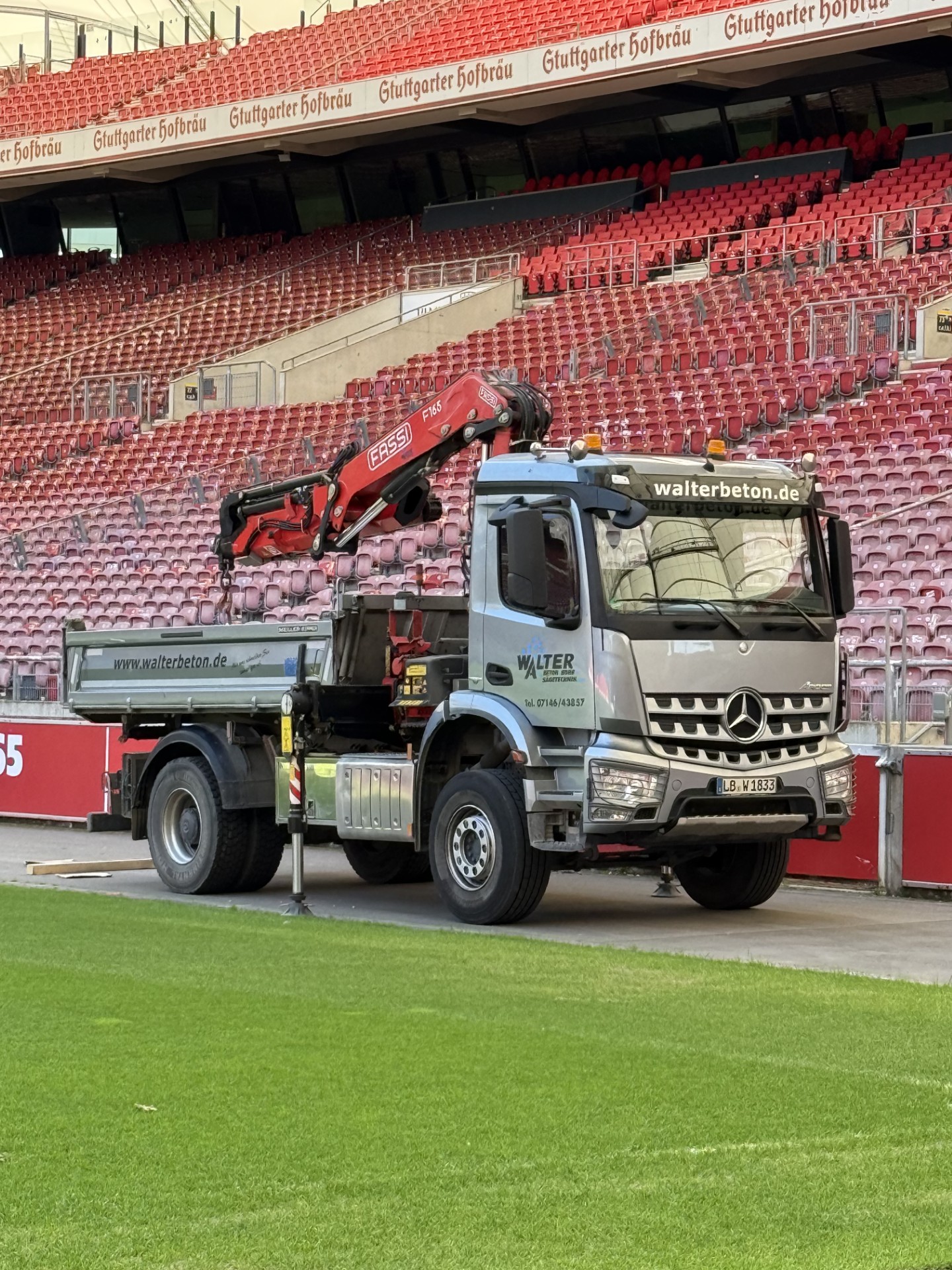 Walter Kran-Lkw mit ausgefahrenen Stützen bei Hebearbeiten im Stadion