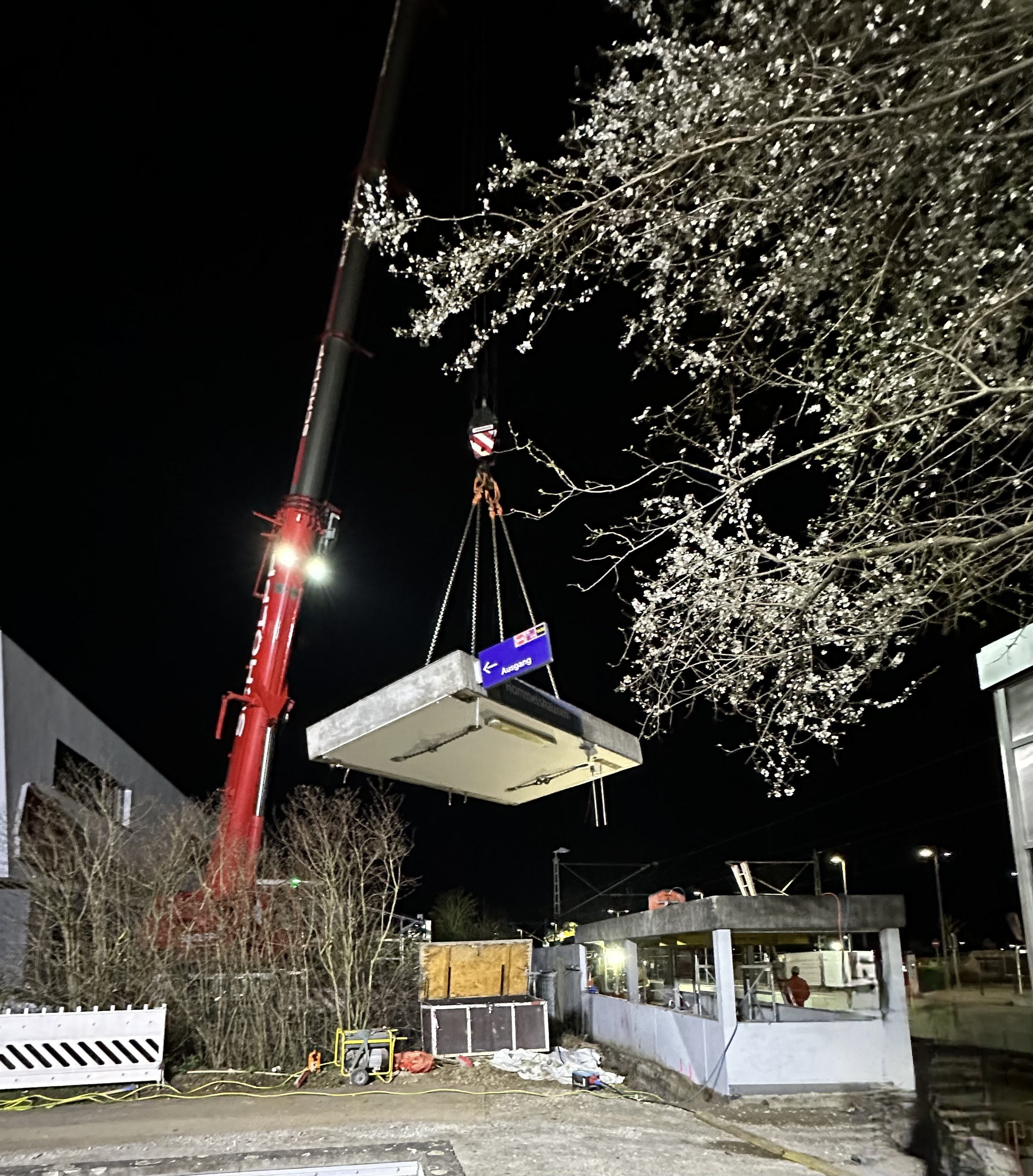 Autokran hebt nachts ein Betonteil auf einer Baustelle im Großraum Stuttgart