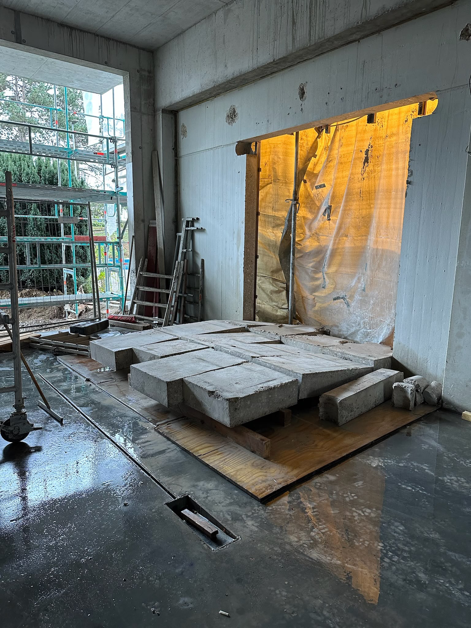 Gesägte Betonsegmente vor neuer Wandöffnung beim Umbau im Bestand