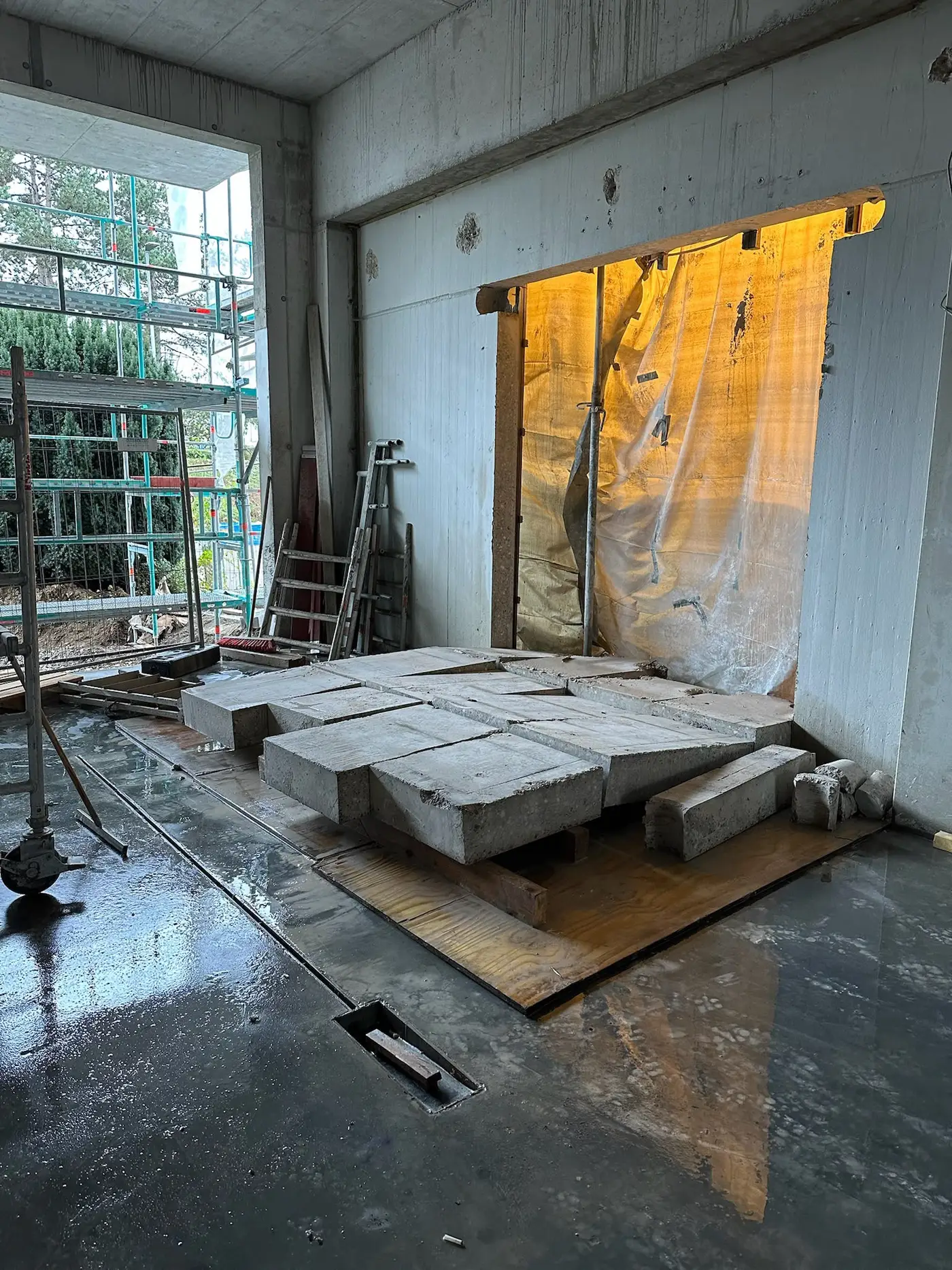 Gesägte Betonsegmente vor neuer Wandöffnung beim Umbau im Bestand