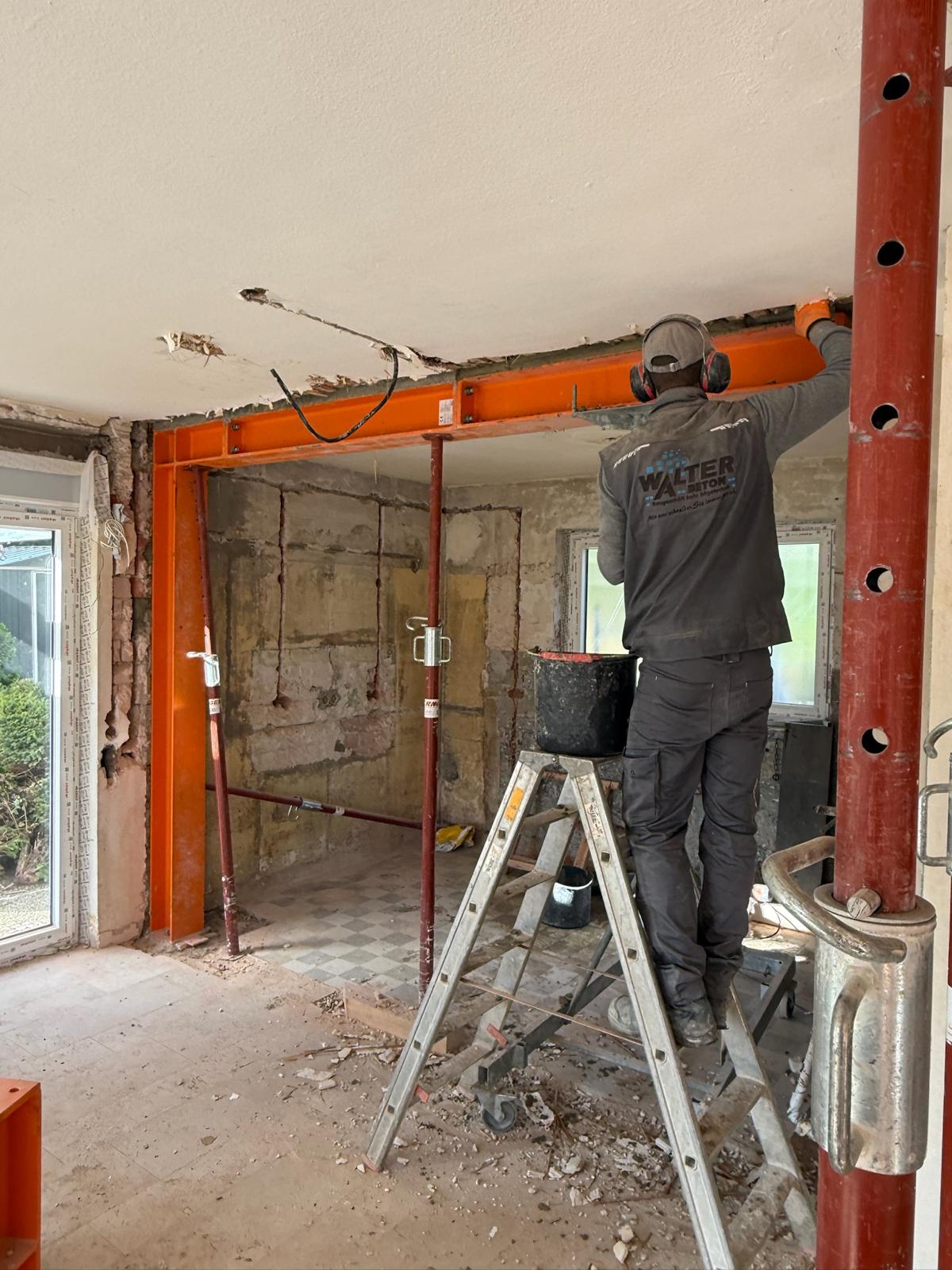 Eingebauter Stahlträger nach Wanddurchbruch bei Umbauarbeiten im Bestand